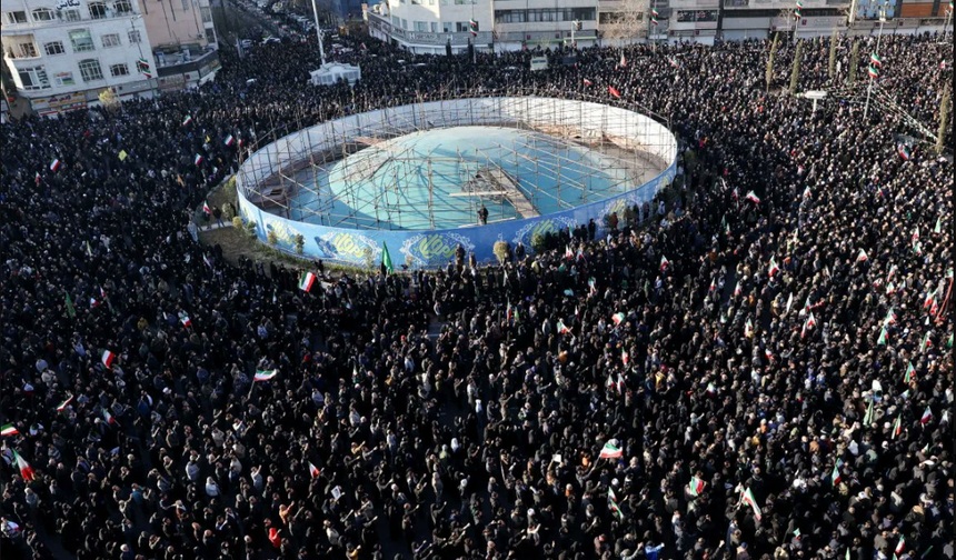 İran’da Binlerce Kişi Hamaney’in Ölümünün Yasını Tutuyor