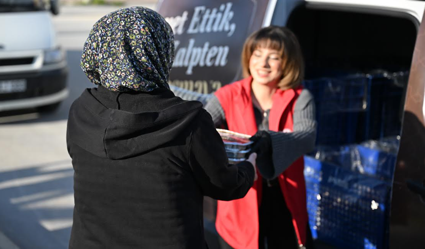 MERSİN BÜYÜKŞEHİR RAMAZAN RUHUNU SICAK YEMEKLERLE YURTTAŞLARA TAŞIYOR