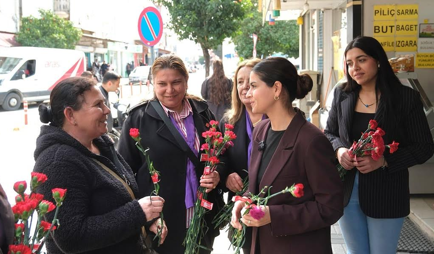 Ceyhan Belediye Başkan Vekili Av. Sevil Aydar Yıldız, 8 Mart Dünya Kadınlar Günü’nde Kadınlara Çiçek Dağıttı