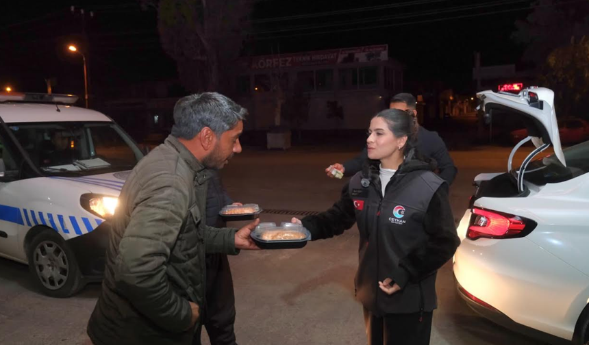 Ceyhan Belediye Başkan Vekili Yıldız, Sahurluk İkramları Kendi Elleriyle Dağıttı!