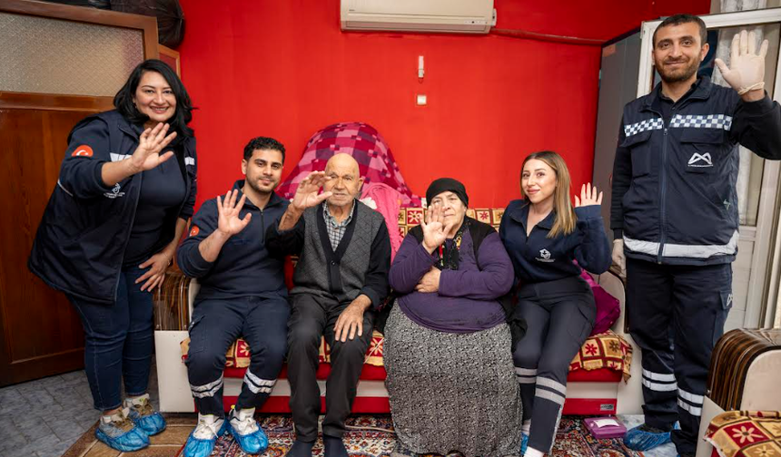 MERSİN BÜYÜKŞEHİR BAYRAM SEVİNCİNİ YAŞ ALMIŞ YURTTAŞLARIN EVLERİNE TAŞIDI