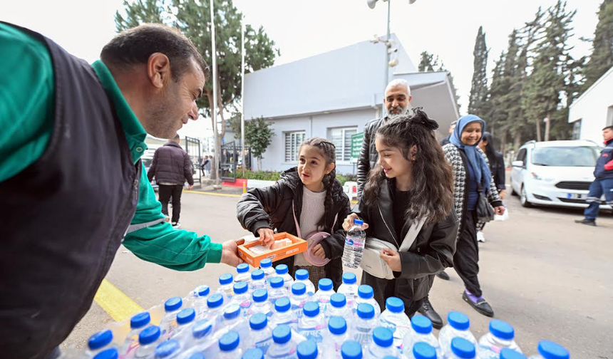 BÜYÜKŞEHİR EKİPLERİ BAYRAM BOYUNCA MEZARLIKLARDA YURTTAŞLARI YALNIZ BIRAKMIYOR