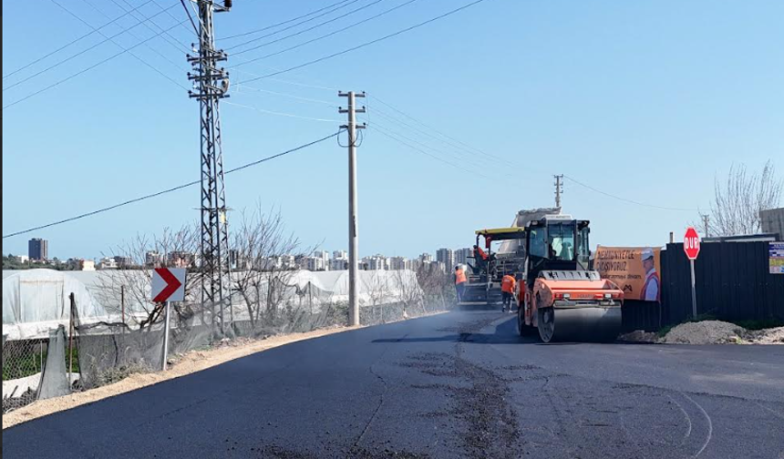 MERSİN BÜYÜKŞEHİR’DEN MEZİTLİ’DE SICAK ASFALT ATAĞI