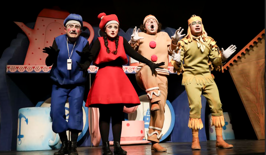 Mersin Şehir Tiyatrosu “Bisküvi Adam” ile Silifkeli Miniklerle Buluştu