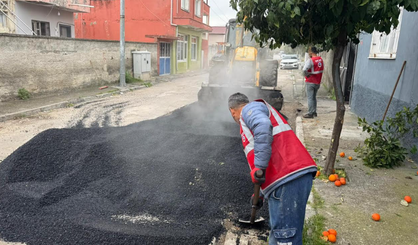 Ceyhan Belediyesi’nden Yol ve Kaldırımlarda Yoğun Mesai