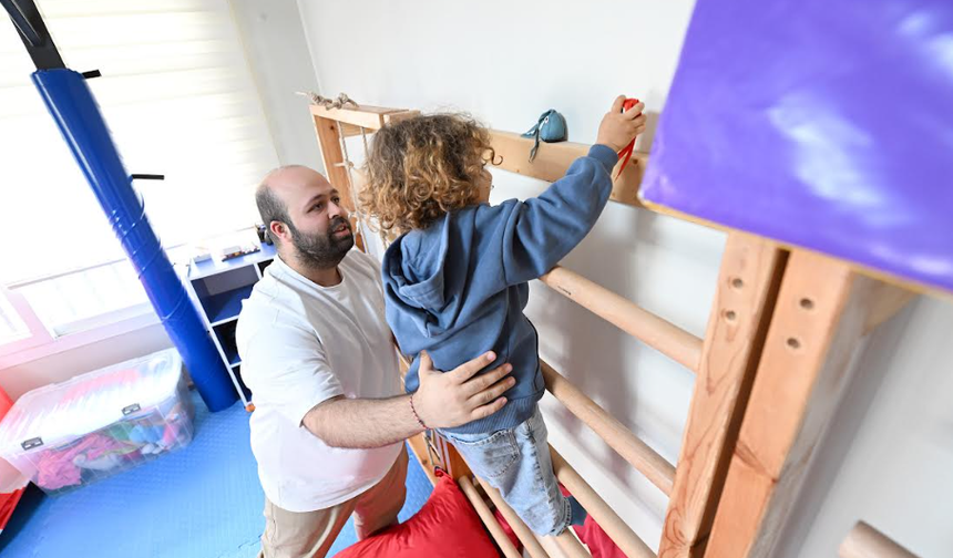 MERSİN BÜYÜKŞEHİR’DEN DMD HASTASI KORAY’A ERGOTERAPİ DESTEĞİ…