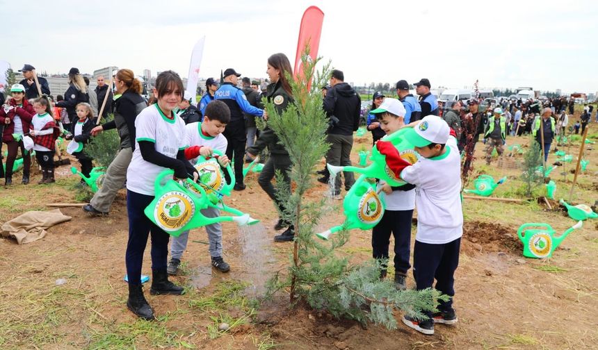 MİMAR KEMAL İLKOKULU ÖĞRENCİLERİ TOPRAĞA UMUT EKTİ: "BENİM DE DİKİLİ BİR AĞACIM VAR"