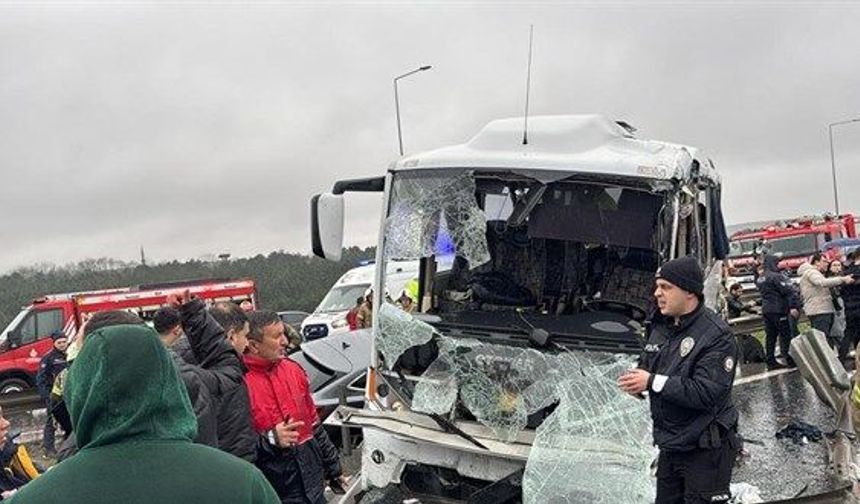 İstanbul Başakşehir’de Polis Servisi Kaza Yaptı: 4 Ağır, 30 Yaralı