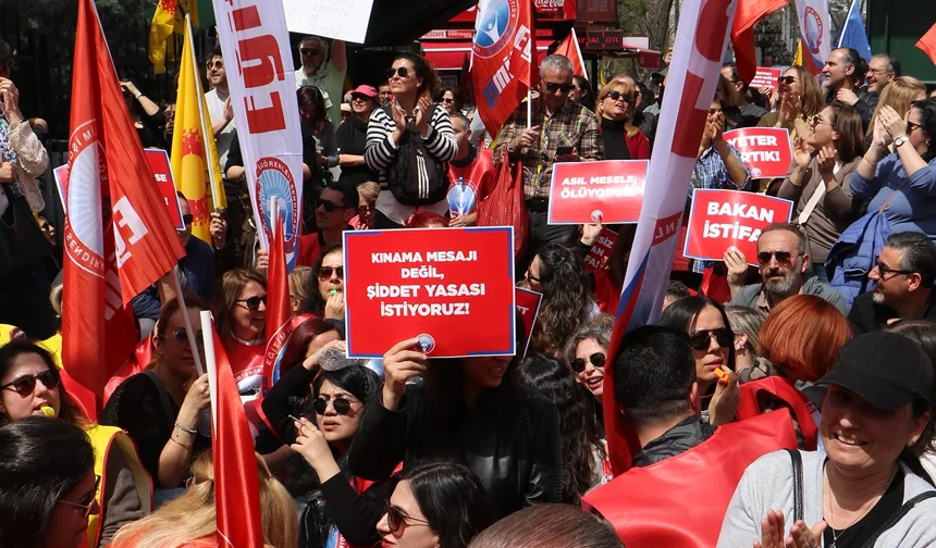 Eğitim-İş’ten MEB Önünde “Meslek Onuru Nöbeti”: “Artık Yeter!”
