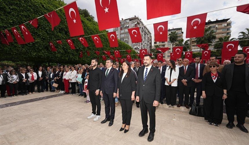 CHP Adana İl Başkanlığı, önce 23 Nisan’ı kutladı, sonra Milli Eğitim Müdürlüğü önüne kadar sessiz yürüyüş yaptı