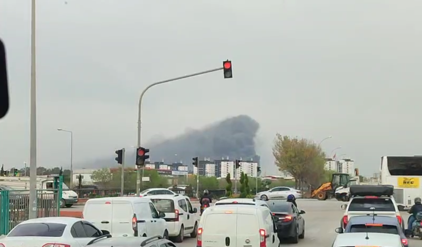 Adana’da Geri Dönüşüm Fabrikasında Yangın ve Patlama Paniği