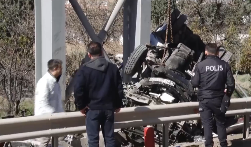 Ankara’da Feci Kaza: Halk Otobüsü Üst Geçide Çarptı, 4 Kişi Hayatını Kaybetti