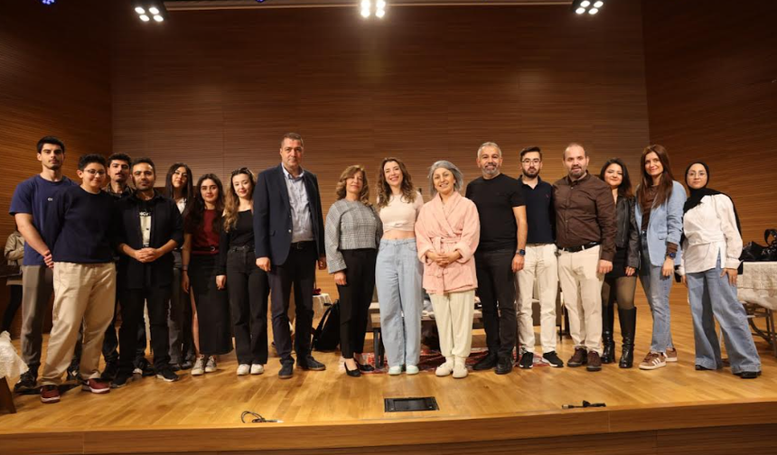 “Demans Pratiği” Tiyatro Oyunu Adana’da Sahnelendi