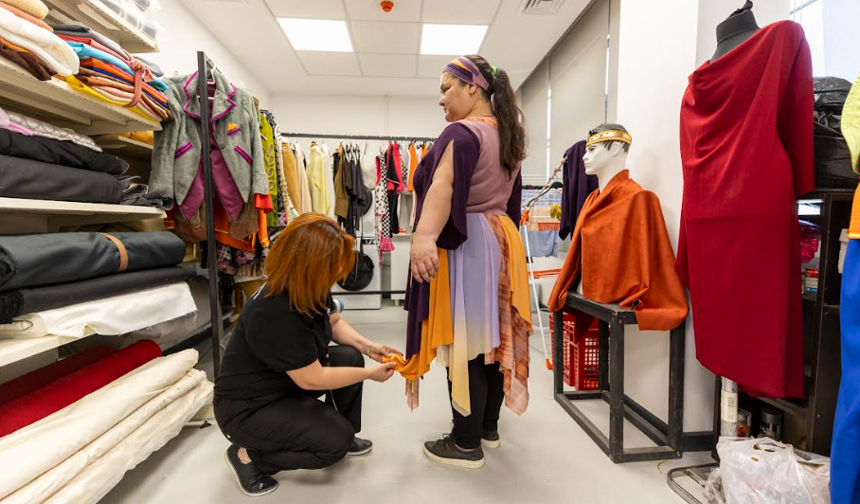 MERSİN ŞEHİR TİYATROSU’NDA KOSTÜMLER USTA ELLERDE HAYAT BULUYOR