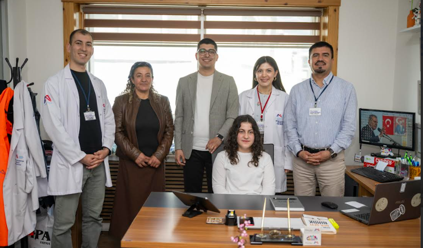 EĞİTİMİNE SIKICA TUTUNAN ADİLE NİSA ENGELLERİ MERSİN BÜYÜKŞEHİR İLE AŞIYOR