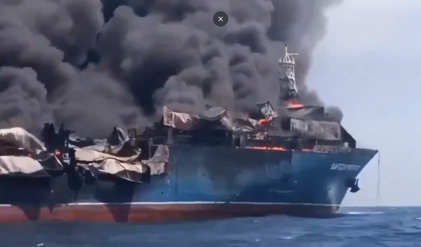 Trump: “ABD ablukasını aşmaya çalışan İran bayraklı gemiyi vurduk”