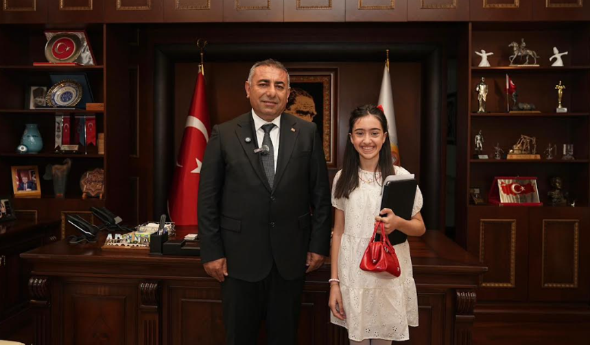 Küçük Yazar Zeynep Demir, Büyükşehirde Başkanlık koltuğuna oturdu