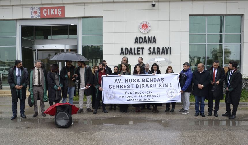 Adana’da yağmur altında “Musa Bendaş serbest bırakılsın” çağrısı