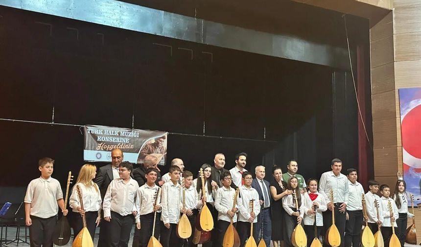 Ceyhan'da Bağlama Kursiyerlerinden Eşsiz Konser: Büyük İlgi Gördü