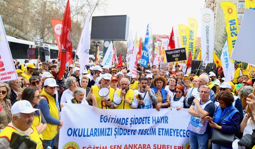 KESK’ten MEB Önünde “Yaşam Nöbeti”: “Şiddete Karşı Yaşamı Savunmak İçin Nöbetteyiz”