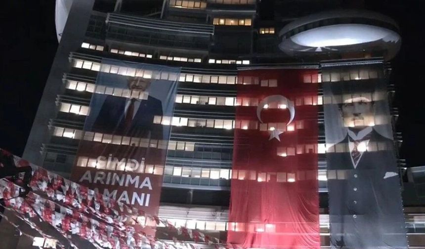 Cumhuriyet Halk Partisi Genel Merkezi’ne Kılıçdaroğlu Posteri Asıldı