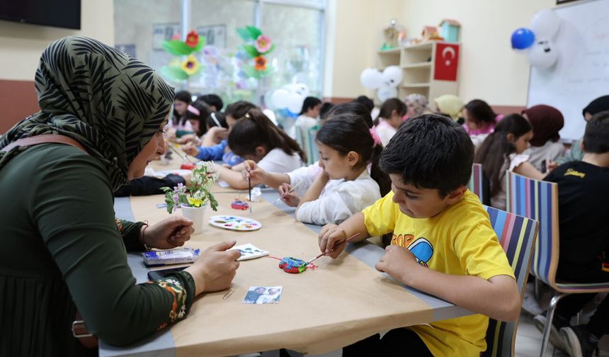 KÜÇÜKÇEKMECE'DE ANNELER GÜNÜ RENKLİ ETKİNLİKLERLE KUTLANDI