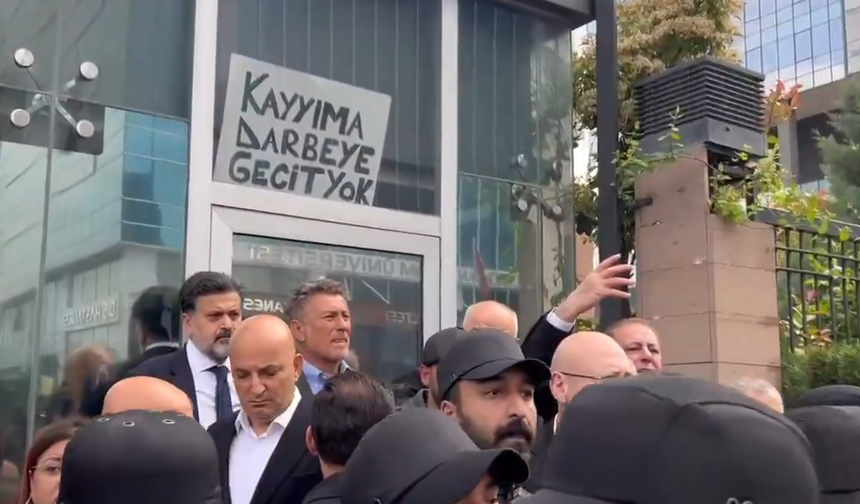 CHP Genel Merkezi Önünde “Tahliye” Gerginliği: Arbede Çıktı, Vekiller Kapıda Karşı Karşıya