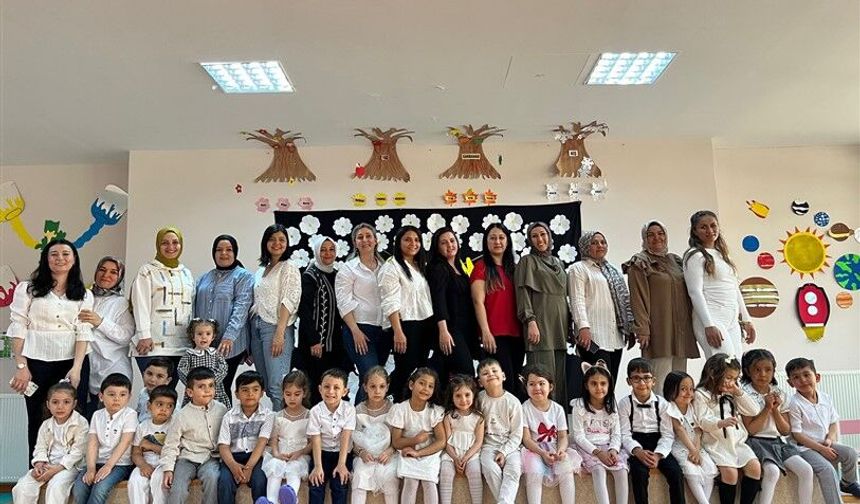 MİNİKLER ANNELERİNE SEVGİYİ OYUNLARLA ANLATTI