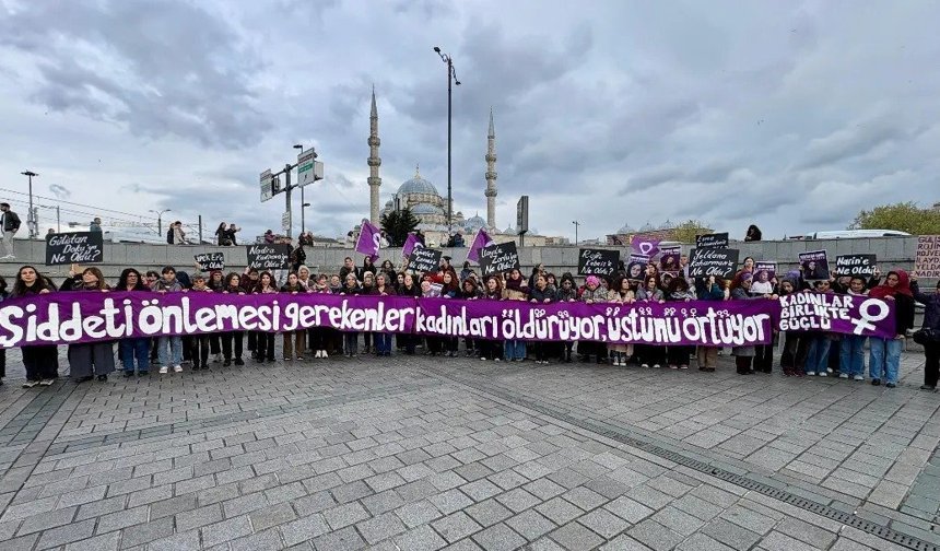 “Bizi Sizden Kim Koruyacak?”: İstanbul'da Kadınlar Zincir Oldu, Adalet İstedi