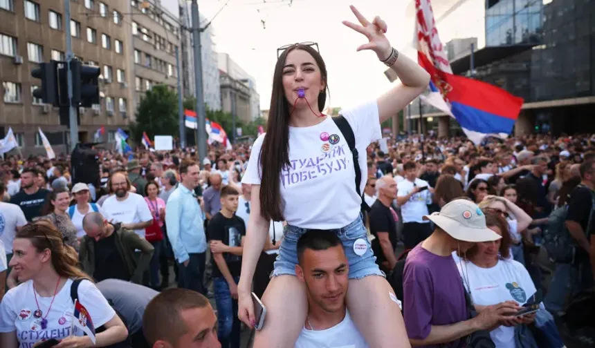 Sırbistan’da on binlerce kişi hükümet karşıtı protesto için sokakta: Erken seçim çağrısı yükseliyor