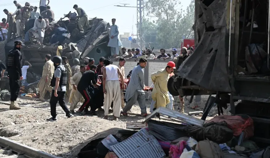 Pakistan’da Tren Hattına Bombalı Saldırı: 20’den Fazla Kişi Hayatını Kaybetti