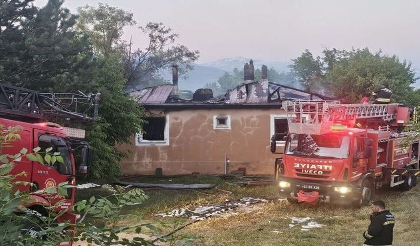 Erzincan'da Ev Yangını: Yalnız Yaşayan Emekli Öğretmen Hayatını Kaybetti