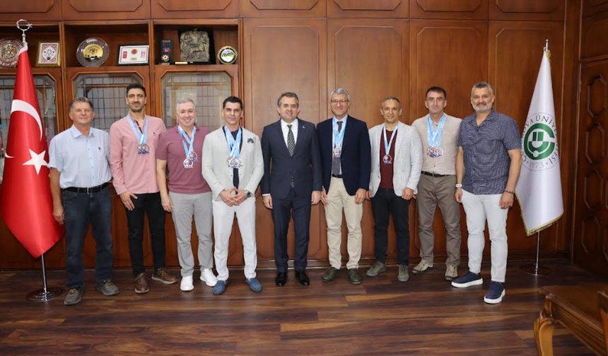 Masterlar Yüzme Şampiyonası’nda Madalya Kazanan Akademisyenlerden Rektör Beriş’e Ziyaret