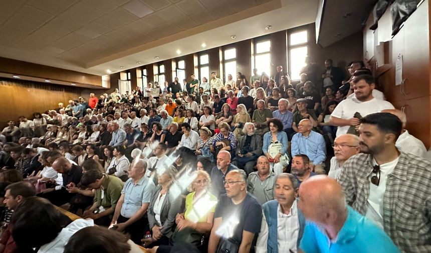 “Gazetecilik Yargılanamaz”: İsmail Arı İlk Duruşmada Tahliye Edildi