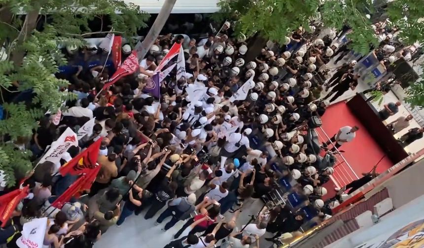 Öğretmenlere Gazlı ve Coplu Müdahale Sonrası Gözaltına Alınanlar Serbest Bırakıldı: "Pes Etmeyeceğiz, Mücadeleye Devam"