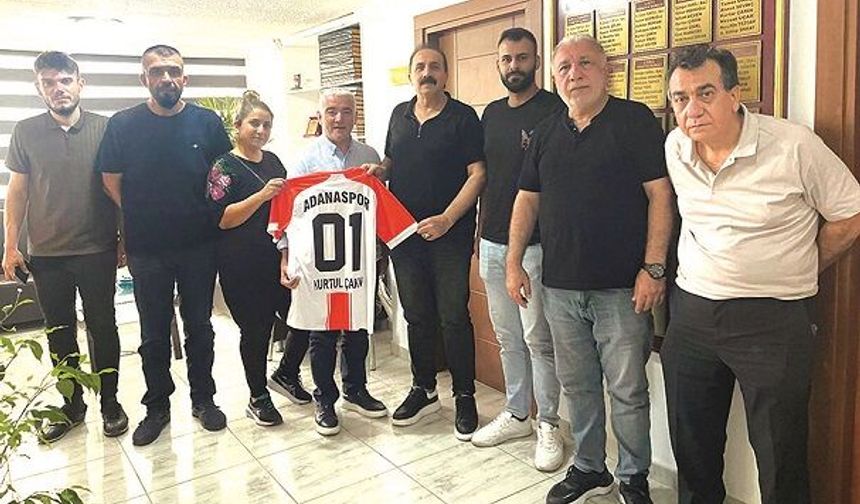 Turuncu-Beyazlılar, Başkan Kurtul Çakın’a çiçek verip, forma takdiminde bulundular