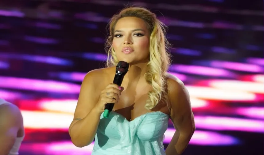 Demet Akalın’dan Kültür Yolu Festivali’nde Rekor! 40 Bin Kişilik Konserle Tarihe Geçti