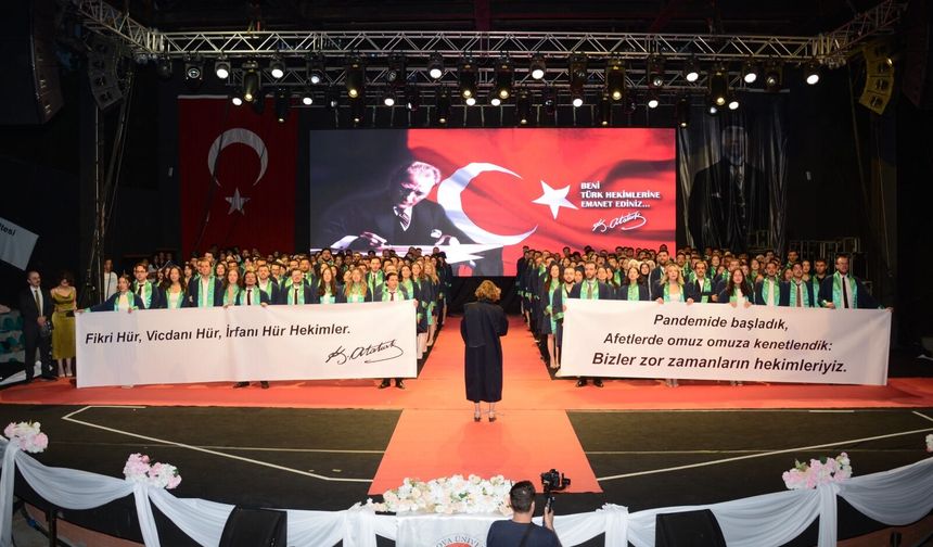 ÇÜ’de 257 Hekim Mezuniyet Coşkusu Yaşadı