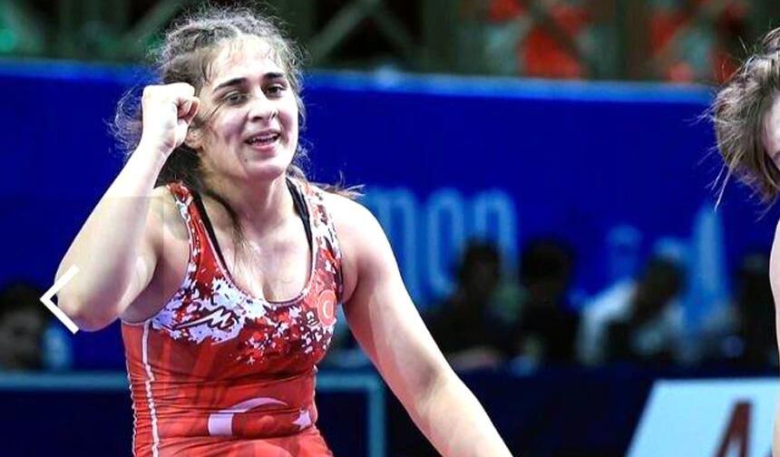 Milli güreşçi Özdenur Özmez, U17 Dünya Şampiyonu oldu