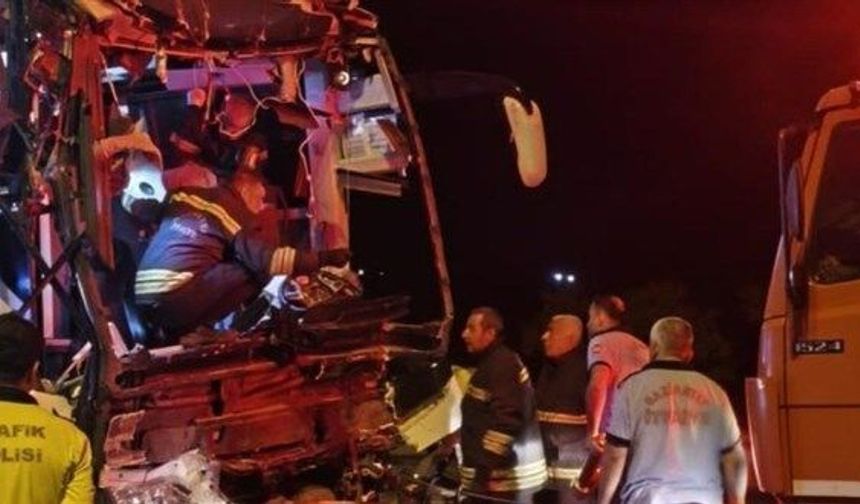 Gaziantep’te yolcu otobüsü TIR’a çarptı: 2 kişi hayatını kaybetti, 17 kişi yaralandı