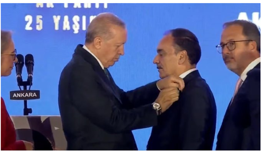 AKP’ye 3 milletvekili ve 7 belediye başkanı katıldı: Erdoğan rozetlerini taktı