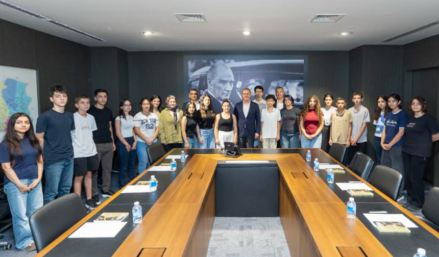 SEÇER: “GENÇLER, GELECEĞE UMUTLA BAKMAMIZI SAĞLIYOR”