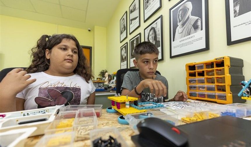 MERSİN BÜYÜKŞEHİR’İN MİNİK MUCİTLERİ ‘RUBİK KÜP ÇÖZEN ROBOT’ TASARLADI