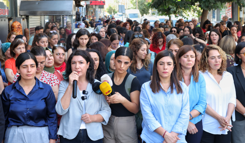 Halide Türkoğlu’ndan Amed’de kadınlara yönelik şiddete karşı çağrı: “Barışı önce evlerimizde sağlayalım”
