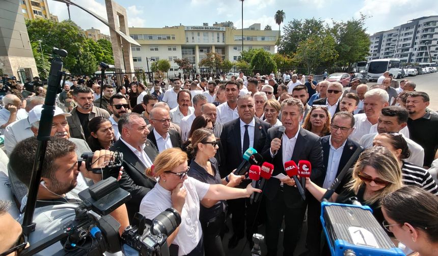 Yargı Eliyle AKP'ye Verilen Yüreğir Belediyesi Önünde Protesto