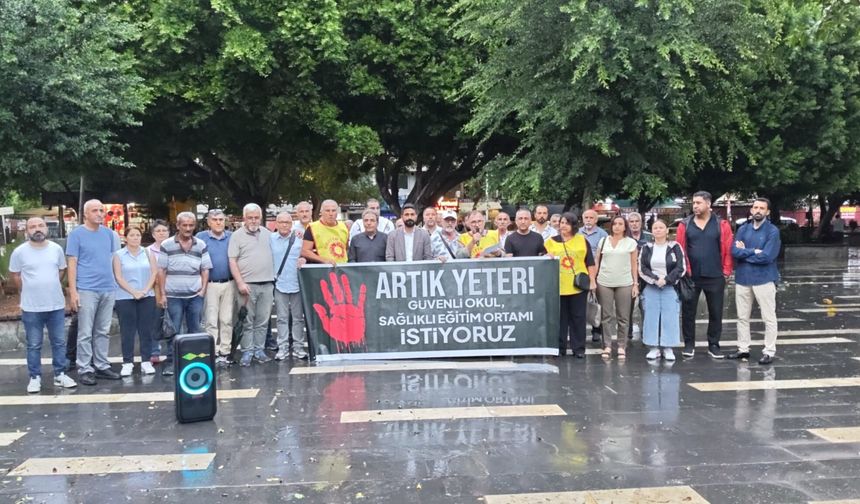 Adana’da yağmur altında şiddete karşı çağrı: Cudi İmrek “Yeter artık” dedi