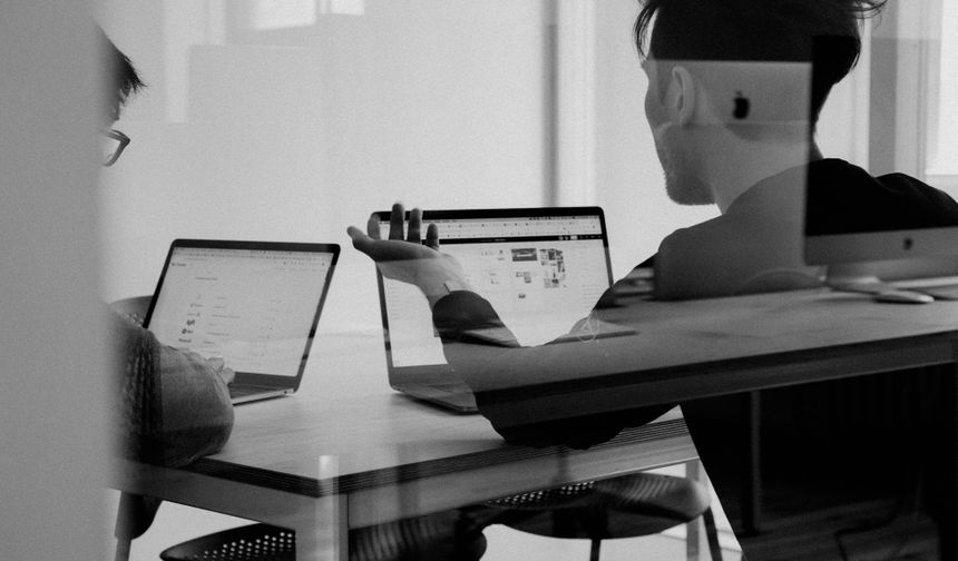 B2B Markaları için GEO Karar Vericiler Yapay Zekaya Soruyor