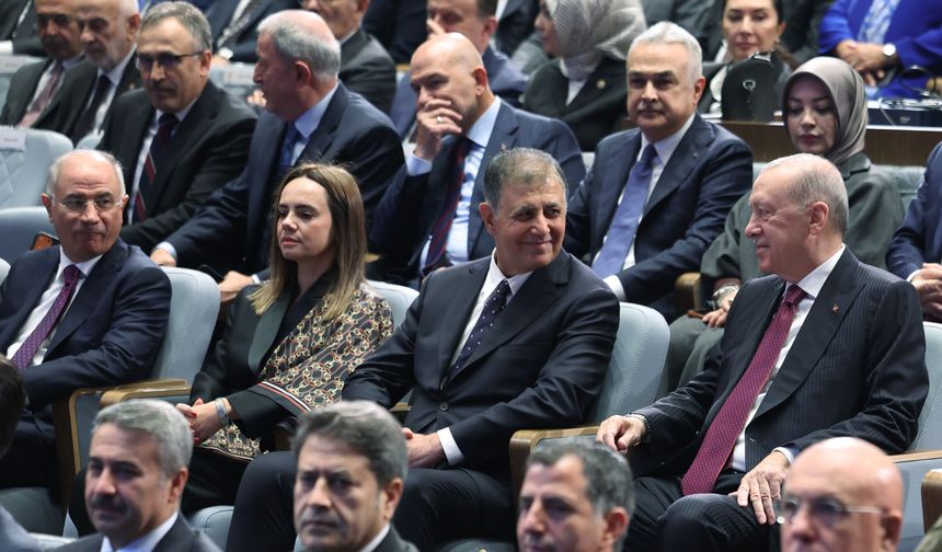 Cemil Tugay AKP’ye katıldı: İzmir Büyükşehir Belediye Başkanı’nın rozetini Erdoğan taktı