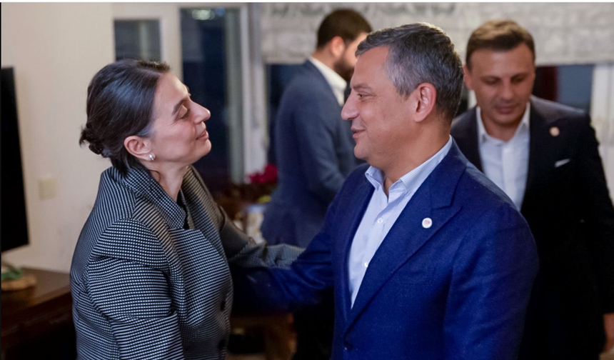 Özgür Özel'den Sinem Dedetaş'a Ev Hapsinde Ziyaret