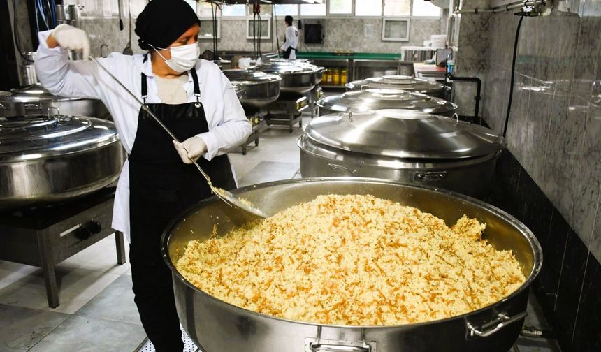 Adana Öğretmenevinden 4 İlçedeki 5 Bin 61 Öğrenciye Her Gün Sıcak Yemek